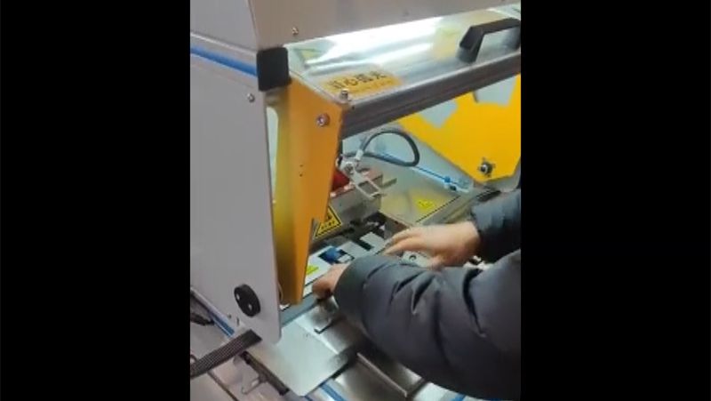 Máquina de solda a ponto por resistência e máquina de solda a arco de argônio