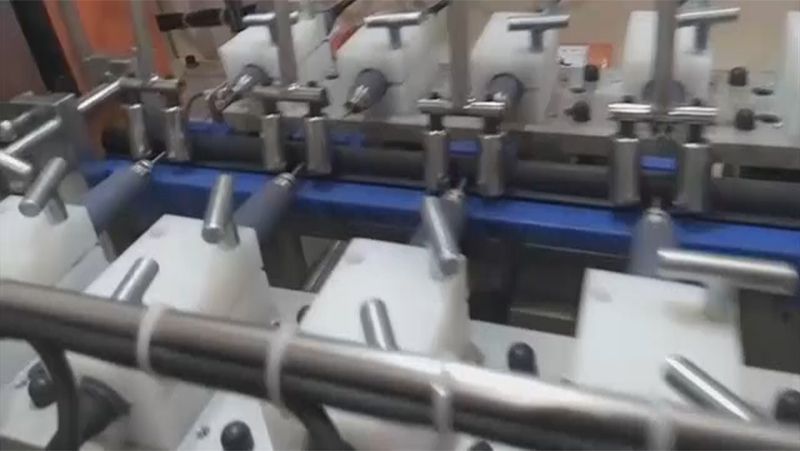 Máquina de perfuração de perfis de borracha