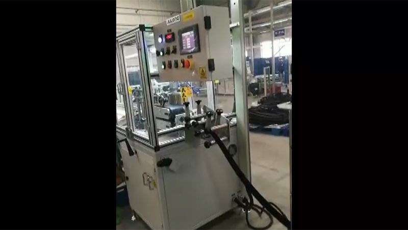 Máquina de corte por extrusão de perfis